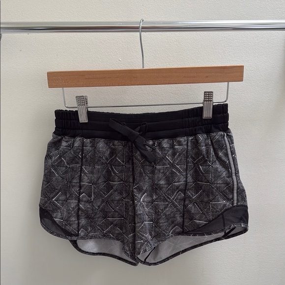 Lululemon Hotty Hot Short 4" - Picture 3 of 8